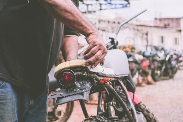 Controllo targa moto: cosa puoi sapere davvero (e cosa no)