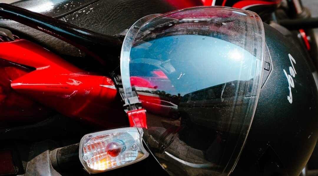 Omologazione casco moto: come si legge l’etichetta e cosa dice la legge
