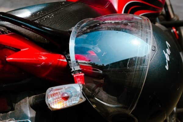 Omologazione casco moto: come si legge l’etichetta e cosa dice la legge